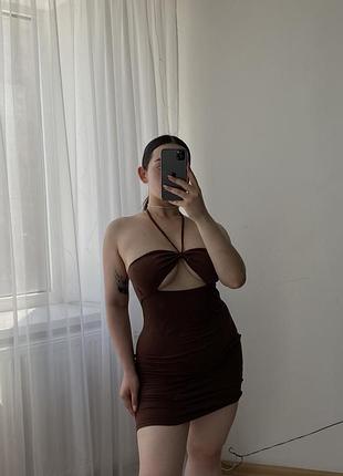 Сукня з вирізом