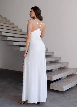 Изысканное атласное платье с нежным кружевом и смелым разрезом