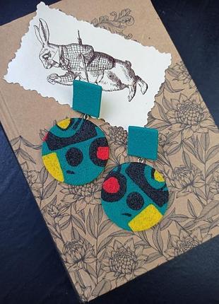 Геометрические крупные серьги.