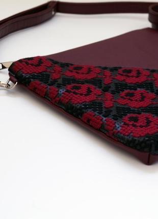Бордовий клатч з вишивкою трояндами, еко шкіра, маленька сумка через плече2 фото