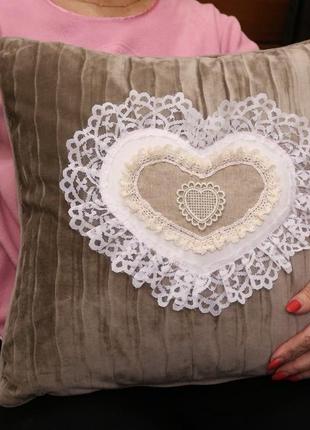 Подушка декоративна з серцем на день святого валентина, в мереживах, шеббі шик, натуральний велюр4 фото