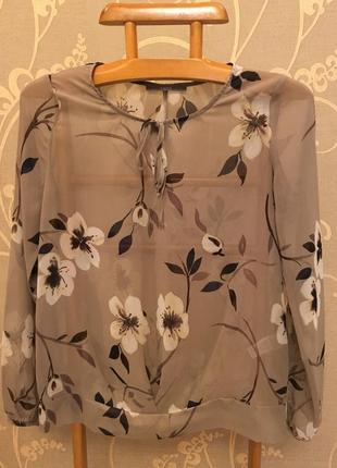 Очень красивая и стильная брендовая блузка в цветах.