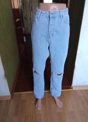Джинсы рваные мом