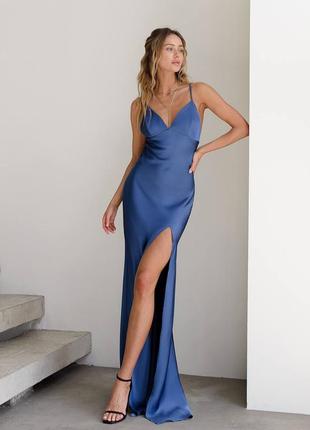 Изысканное атласное платье со смелым разрезом