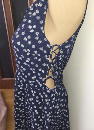 Оригинальное платье с завязками по бокам