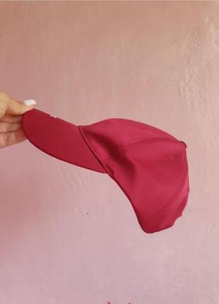 Атласна бордова кепка