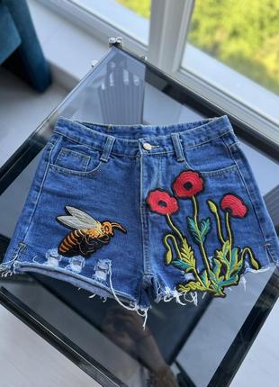 Джинсовые рваные темно синие шорты с цветами и пчелкой s размер