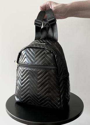 Стильний чорний стьобаний жіночий рюкзак наплічник екошкіра