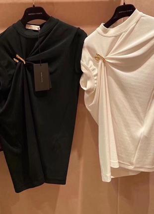 Футболка біла з брошкою