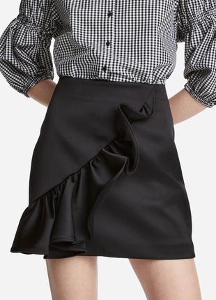 Коротка міні чорна атласна спідниця з воланом h&m