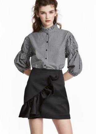 Коротка міні чорна атласна спідниця з воланом h&m2 фото