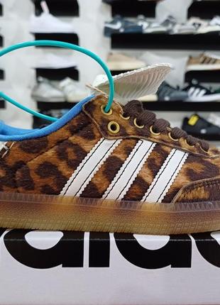 Кросівки жіночі