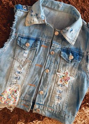 Стильная джинсовая жилетка.