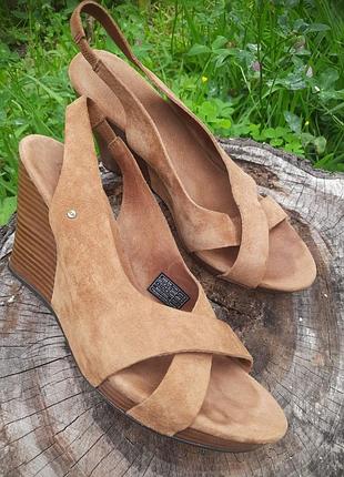 Босоніжки на танкетці замшеві ugg eur 40