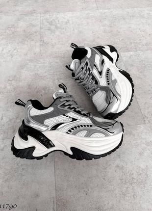 Фактурные и очень крутежные кроссовки на массивной подошве 
цвет: серый+белый+черный
натуральная кожа+резина+текстиль7 фото