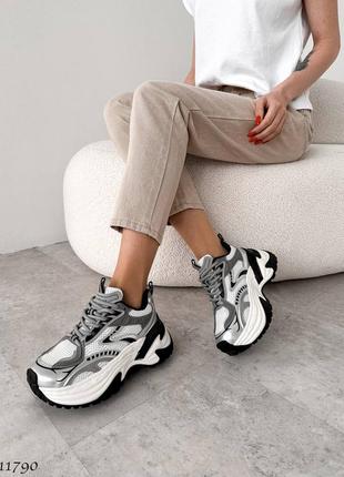 Фактурные и очень крутежные кроссовки на массивной подошве 
цвет: серый+белый+черный
натуральная кожа+резина+текстиль2 фото