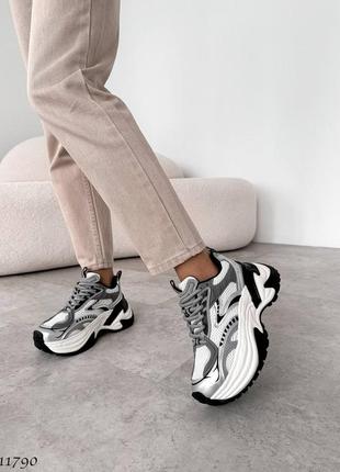 Фактурные и очень крутежные кроссовки на массивной подошве 
цвет: серый+белый+черный
натуральная кожа+резина+текстиль6 фото