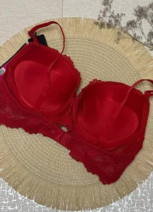Кружевной бюстгальтер на корректоре на чашку с