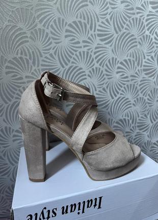 Босоніжки на каблуку з переплетенням