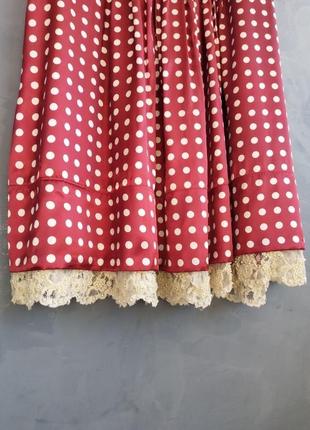 Атласное бордовое платье в горох, жемчужинами и кружевом от twin-set имталия3 фото