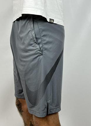 Чоловічі спортивні шорти від nike з великим логотипом