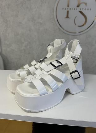 Білі босоніжки