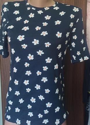 Футболка в цветочки принт белые цветы