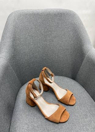 Руді карамельні світло коричневі замшеві босоніжки на зручному каблуку2 фото