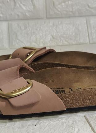 Шлепанцы из нубука birkenstock madrid big buckle цвет розовый.4 фото