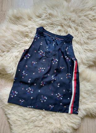 ❤️💚💙 крута синя блузка майка квіти з лампасами бренд tommy hilfiger оригінал