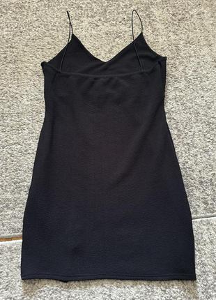 Чорна сукня з стильним маленьким вирізом2 фото