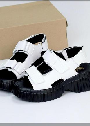 Шкіряні жіночі білі босоніжки на липучках та на чорній об'ємній підошві натуральна шкіра