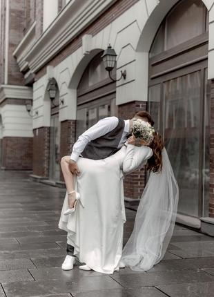 Весільна класична гладка сукня та фата