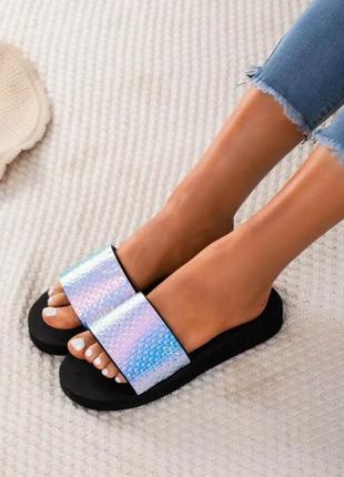 Shein. из англии. в наличии. голографические фольгированные шлепанцы.
