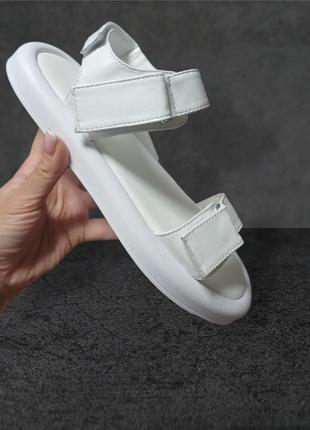 Повністю натуральна шкіра! дуууже зручні,м"якенькі босоніжки на липучках.два кольори2 фото