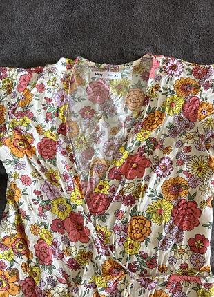 Молочное легкое платье в цветочный принт на запах