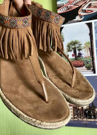 Фірмові босоніжки з бахромою
