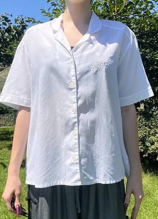 Біла сорочка з вишитою квіткою 🇭🇰