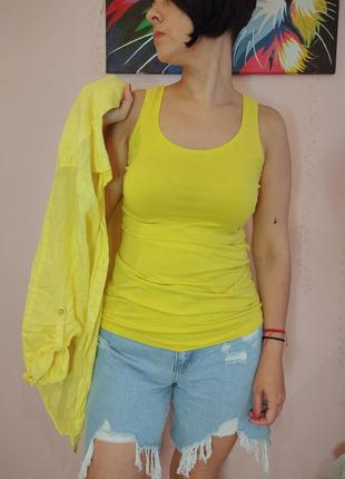 Майка яскрава