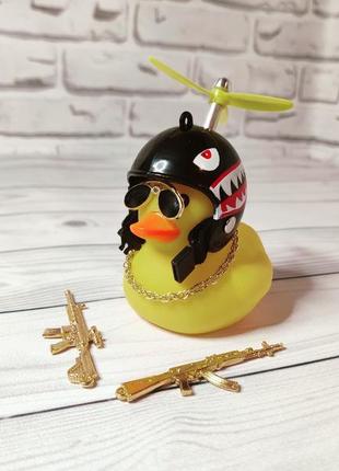 Аксесуар на торпеду в авто crazy duck качка у військовому шоломі зі зброєю8 фото