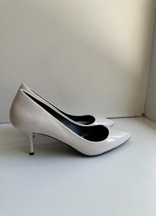 Лакові молочні човники zara