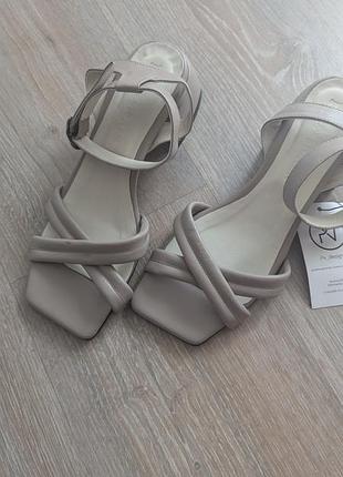 Шкіра трендові босоніжки під усе беж