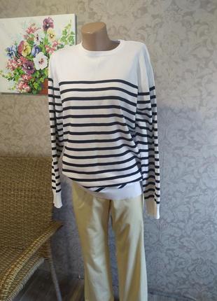 Приятный на ощупь свитшот в полоску