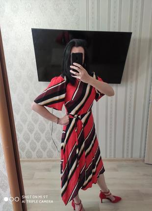 Платье 💯%вискоза, невесомое, очень акцентное, яркое и необычное, красивая спинка с небольшим разрезом возле пуговицы, оригинальный подол