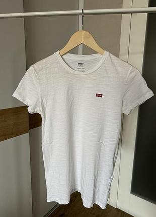 Белая женская футболка levi’s