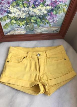 Короткие ярко желтые шорты divided
