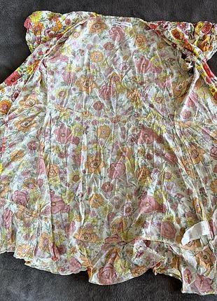 Молочное легкое платье в цветочный принт на запах