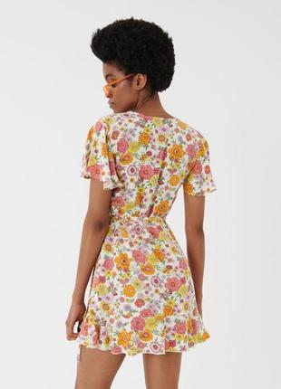 Молочное легкое платье в цветочный принт на запах