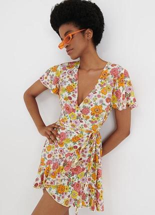 Молочное легкое платье в цветочный принт на запах