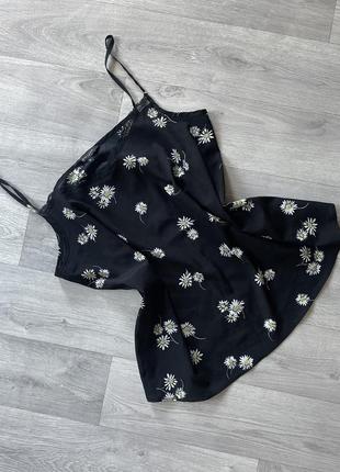 Черная майка в цветы